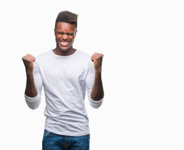 İzole arka plan kutlama üzerinde genç Afro-Amerikan adam şaşırttı ve başarı için kaldırdı kollarını açarak hayret ve gözleri açık. Kazanan kavramı.