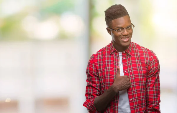 Joven Hombre Afroamericano Sobre Fondo Aislado Haciendo Gesto Feliz Pulgares — Foto de Stock