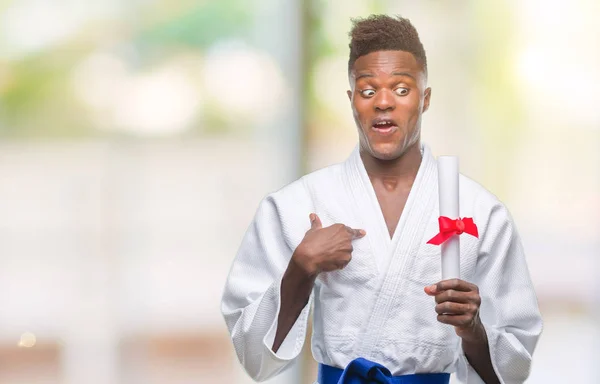 Unga Afroamerikanska Mannen Över Isolerade Bakgrunden Iklädd Kimono Håller Graden — Stockfoto