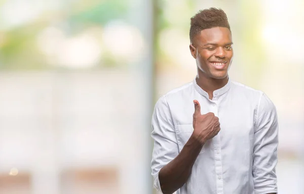 Unga Afroamerikanska Mannen Över Isolerade Bakgrund Gör Glad Tummen Upp — Stockfoto