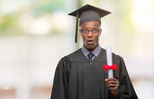 ヤング卒業驚き顔 恐怖表現と興奮とショックで怖い分離背景上の学位を保持するアフリカ系アメリカ人 — ストック写真