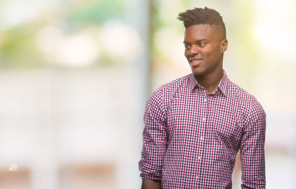 Unga Afroamerikanska Mannen Över Isolerade Bakgrund Tittar Bort Till Sida — Stockfoto
