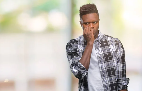年轻的非洲裔美国人在孤立的背景下 看着压力和紧张的嘴咬指甲的手 焦虑问题 — 图库照片