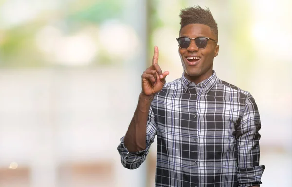 Genç Afro Amerikan Adam Başarılı Fikirle Izole Arka Plan Işaret — Stok fotoğraf