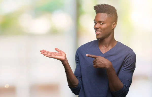 Unga Afroamerikanska Mannen Över Isolerade Bakgrund Förvånade Och Ler Till — Stockfoto