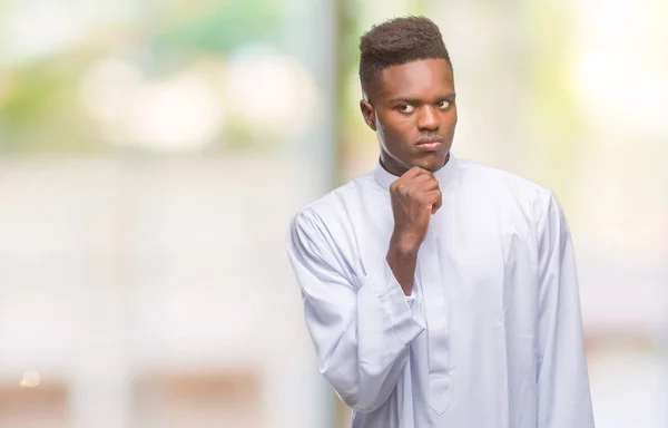 Młody Człowiek Afryki Arabski Noszenia Tradycyjnych Djellaba Białym Tle Ręką — Zdjęcie stockowe