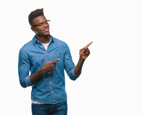 Jovem Afro Americano Sobre Fundo Isolado Sorrindo Olhando Para Câmera — Fotografia de Stock