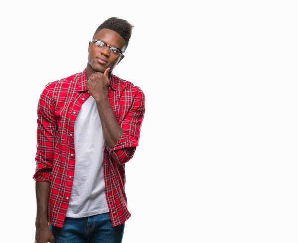 Jovem Homem Afro Americano Sobre Fundo Isolado Com Mão Queixo — Fotografia de Stock