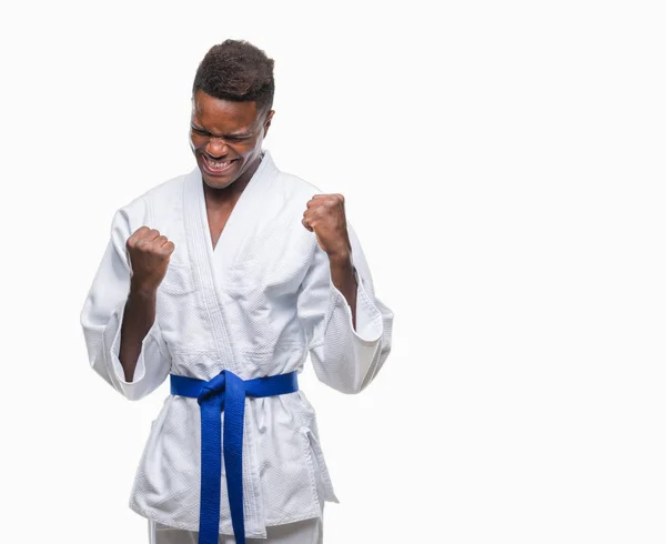 Joven Hombre Afroamericano Sobre Fondo Aislado Usando Kimono Muy Feliz — Foto de Stock