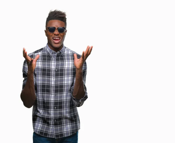 Joven Hombre Afroamericano Con Gafas Sol Sobre Fondo Aislado Celebrando —  Fotos de Stock