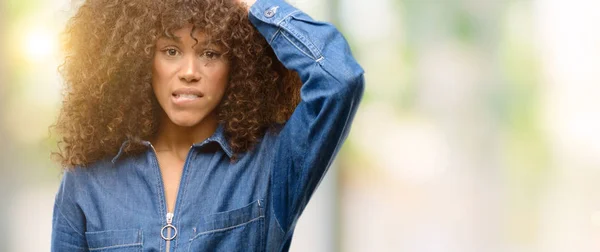 Afroamerikanska Kvinna Som Bär Blå Jumpsuit Livrädd Och Nervös Att — Stockfoto