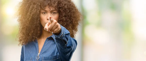 Mujer Afroamericana Con Mono Azul Apuntando Frente Con Dedo — Foto de Stock