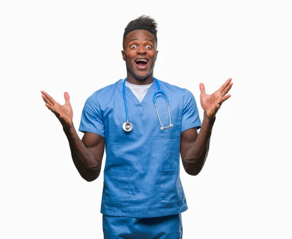 Jovem Médico Afro Americano Homem Sobre Fundo Isolado Vestindo Uniforme — Fotografia de Stock