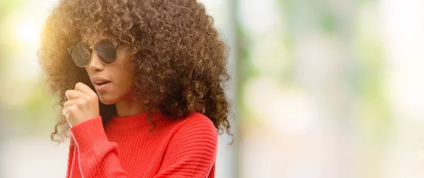 Mujer Afroamericana Con Gafas Sol Enferma Tos Asma Bronquitis Concepto — Foto de Stock