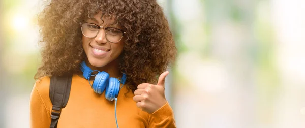 African American Student Kvinna Brett Leende Visar Tummen Upp Gest — Stockfoto