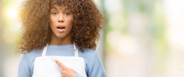 Mujer Propietaria Una Tienda Afroamericana Vistiendo Delantal Feliz Sorprendido Animando — Foto de Stock