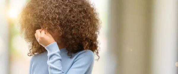 African American Vrouw Het Dragen Van Een Sweater Moe Wrijven — Stockfoto