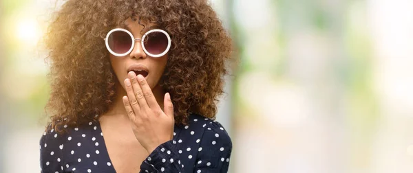 Афро Американських Жінка Сонцезахисні Окуляри Літні Плаття Покриття Рот Боку — стокове фото
