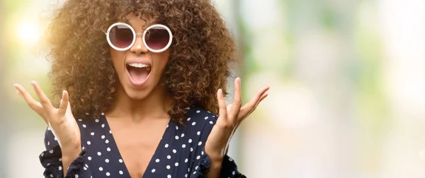 Mujer Afroamericana Con Gafas Sol Vestido Verano Muy Feliz Emocionada — Foto de Stock