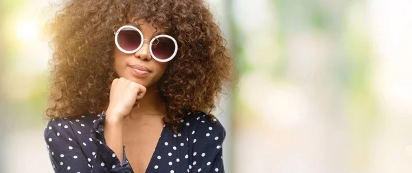 African American Vrouw Met Zonnebril Zomer Jurk Ernstige Gezicht Denken — Stockfoto