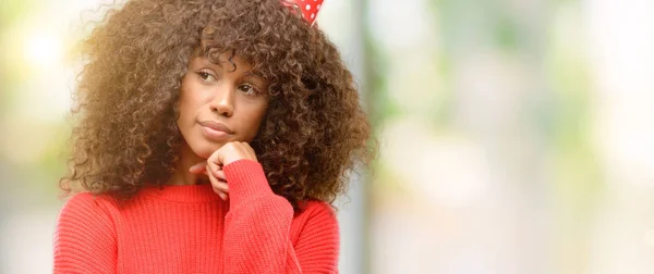 Mulher Afro Americana Celebra Aniversário Rosto Sério Pensando Questão Ideia — Fotografia de Stock