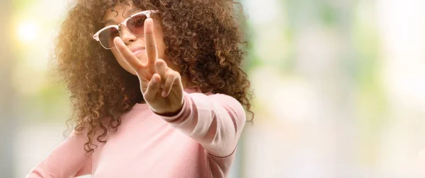Mulher Afro Americana Usando Óculos Sol Rosa Sorrindo Olhando Para — Fotografia de Stock