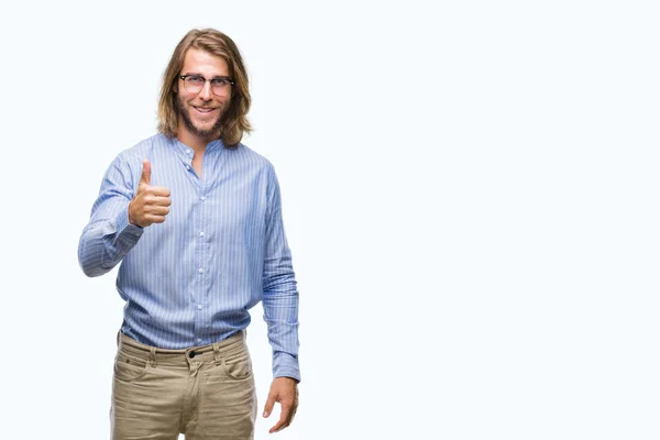 Genç Yakışıklı Adam Uzun Saçlı Gözlüklü Hareketi Ile Mutlu Yaşasın — Stok fotoğraf