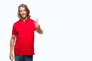 Zafer işareti yapıyor parmak gösterilen kamera seyir gülümseyen izole arka plan üzerinde uzun saçlı Genç yakışıklı adam. İki numaralı.