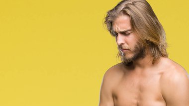 Genç yakışıklı gömleksiz adam uzun saçlı seksi vücut üzerinde gösterilen izole mide üzerinde el ile arka plan çünkü mide bulantısı, ağrılı hastalık hasta hissediyor. Ağrısı kavramı.