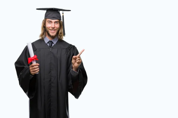 Joven Hombre Apuesto Graduado Con Pelo Largo Sosteniendo Grado Sobre — Foto de Stock