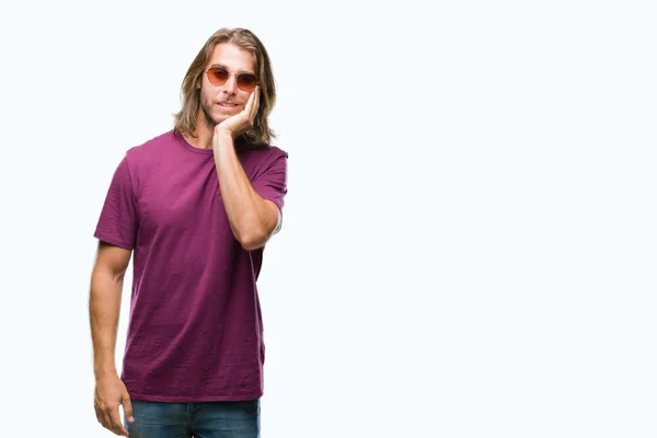 Jovem Homem Bonito Com Cabelos Longos Usando Óculos Sol Sobre — Fotografia de Stock