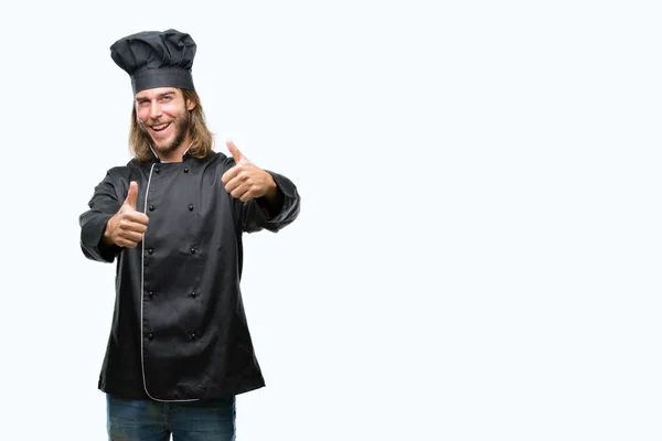 Joven Guapo Cocinero Con Pelo Largo Sobre Fondo Aislado Aprobando — Foto de Stock