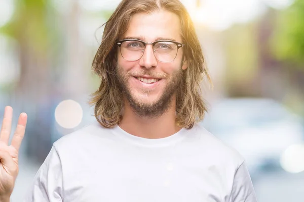 Mladý Pohledný Muž Dlouhými Vlasy Nosíš Brýle Izolované Pozadí Zobrazení — Stock fotografie