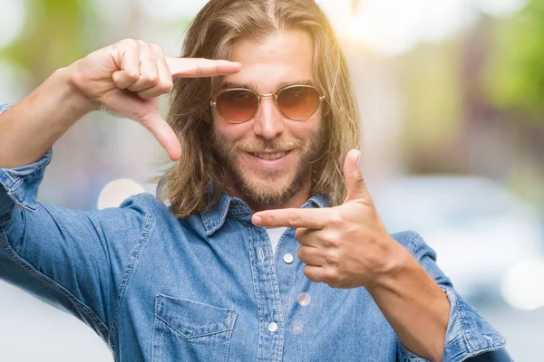 Homem Bonito Jovem Com Cabelos Longos Usando Óculos Sol Sobre — Fotografia de Stock