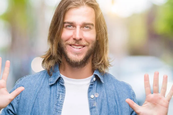 Jovem Homem Bonito Com Cabelos Longos Sobre Fundo Isolado Mostrando — Fotografia de Stock