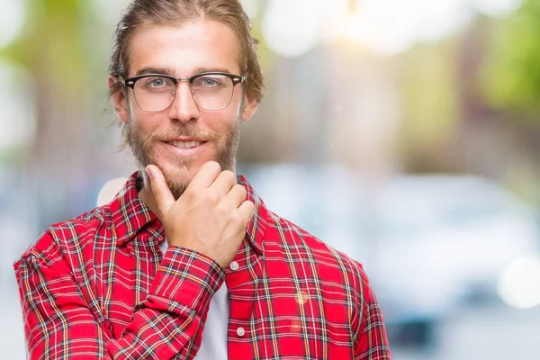 Junger Gutaussehender Mann Mit Langen Haaren Brille Vor Isoliertem Hintergrund — Stockfoto