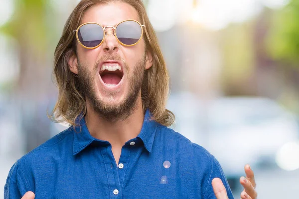 Homem Bonito Jovem Com Cabelos Longos Usando Óculos Sol Sobre — Fotografia de Stock