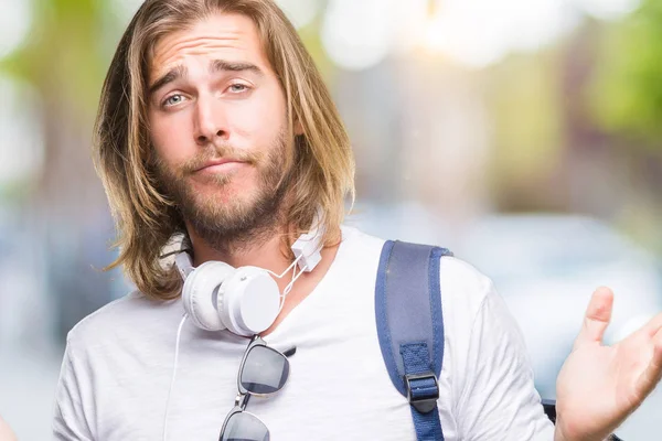 Giovane Uomo Turistico Bello Con Capelli Lunghi Che Indossano Zaino — Foto Stock