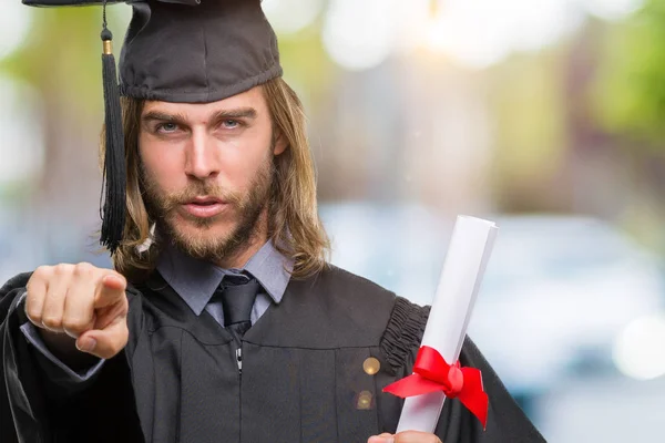 Hezký Postgraduální Mladík Dlouhými Vlasy Drží Titul Nad Izolované Pozadí — Stock fotografie