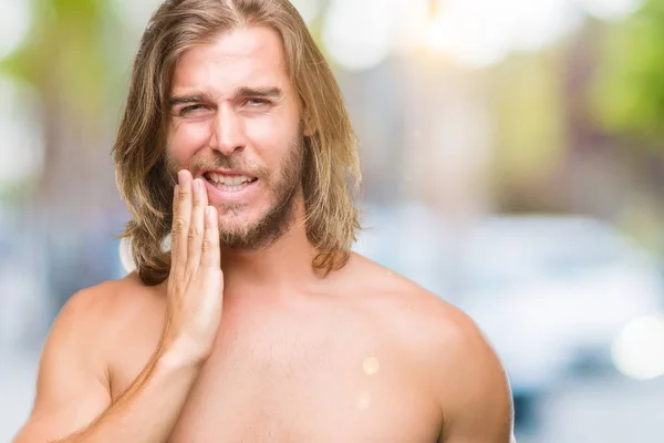 Homem Sem Camisa Bonito Jovem Com Cabelos Longos Mostrando Corpo — Fotografia de Stock