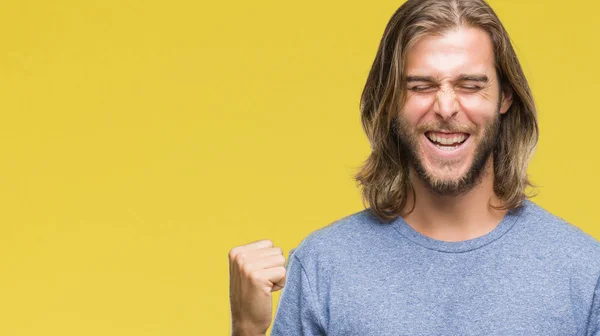 Joven Hombre Guapo Con Pelo Largo Sobre Fondo Aislado Muy —  Fotos de Stock