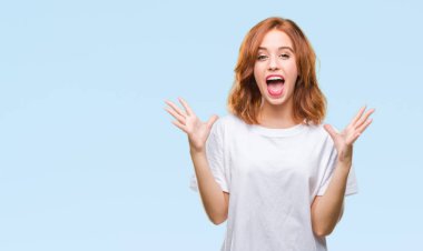 Genç güzel kadın deli kutluyor ve silah ile başarı için heyecanlı çığlık kaldırdı ve açık gözleri hayret izole arka plan yüzünden. Kazanan kavramı