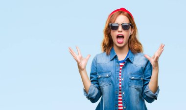 Genç güzel kadın çılgın ve kızgın bağırarak ve agresif ifade ve silah kaldırdı bağırmaya güneş gözlüğü takıyor izole arka plan yüzünden. Hayal kırıklığı kavramı.