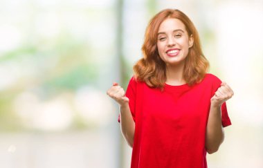 İzole arka plan kutlama üzerinde genç güzel kadın şaşırttı ve başarı için kaldırdı kollarını açarak hayret ve gözleri açık. Kazanan kavramı.