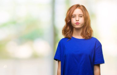 Komik surat ile yanakları şişirme izole arka plan üzerinde genç güzel kadın. Ağız ile hava, deli ifade şişirilmiş.