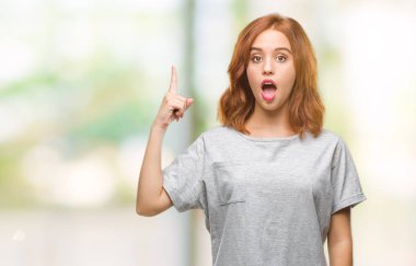 Genç güzel kadın başarılı fikirle parmağı yukarıyı izole arka plan yüzünden. Çıktıktan ve mutlu. Bir numara.