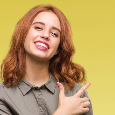 İzole arka neşeli bir gülümseme ile el ve parmak kadar kameraya bakarak yüzündeki mutlu ve doğal ifade ile yan ile işaret yüz genç güzel kadın.