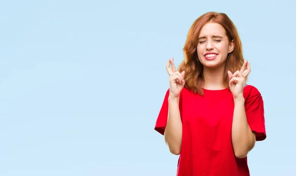 Mooie Jongedame Geïsoleerde Achtergrond Glimlachend Kruising Vingers Met Ogen Gesloten — Stockfoto