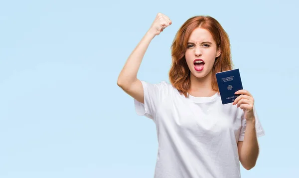 Jovem Bela Mulher Segurando Passaporte Alemanha Sobre Fundo Isolado Irritado — Fotografia de Stock