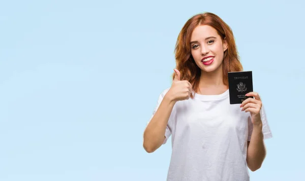 Jovem Bela Mulher Segurando Passaporte Estados Unidos América Sobre Fundo — Fotografia de Stock